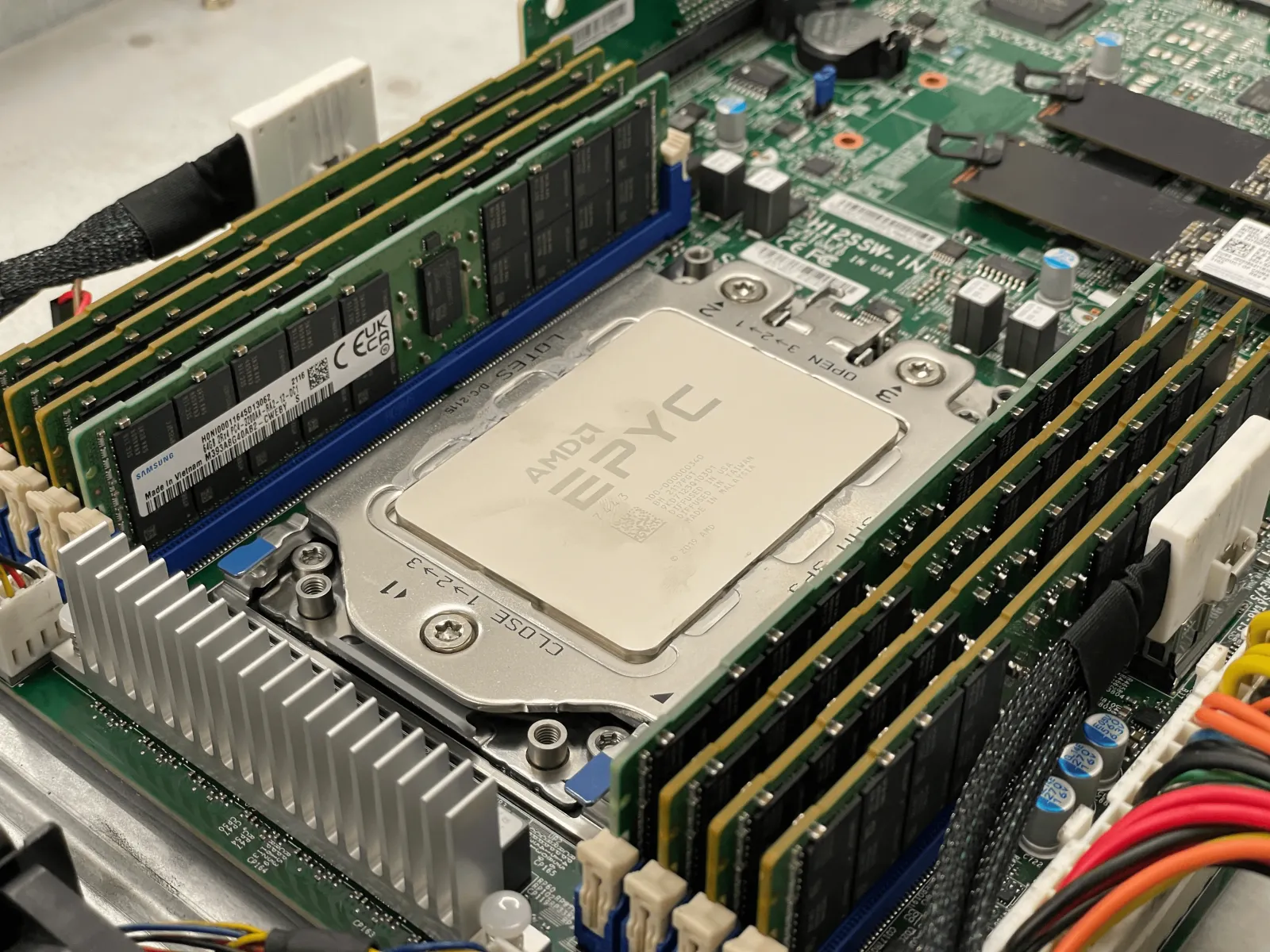 AMD EPYC Hostsystem — Maincubes FRA01